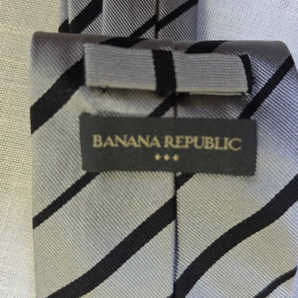 Banana Republic Mens Grey Black Diagonal Striped Ribbed Silk Necktie